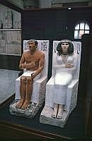 Kairo: gyptisches Museum - Die Figuren von Prinz Rahotep und Nofret stammen aus der Nekropole Meidum.