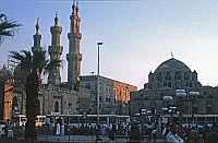 Kairo: Al-Azhar-Moschee. Sie wurde 970 von den Fatimiden gegrndet und wenige Jahre spter um eine Universitt fr islamische Theologie und islamisches Recht ergnzt.