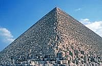 Gizeh: Die Cheops-Pyramide ist die lteste und grte der drei Pyramiden von Gizeh. Hhe (heute): etwa 138,75 m, Seitenlnge (heute): ca. 225 m
