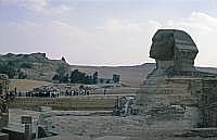 Gizeh: Die Groe Sphinx von Gizeh in gypten ist die mit Abstand berhmteste und grte Sphinx. Sie stellt einen liegenden Lwen mit einem Menschenkopf dar und wurde vermutlich in der 4. Dynastie, circa 2700–2600 v. Chr. errichtet.