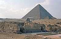 Gizeh: Sphinx und Cheops-Pyramide