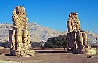 Luxor: Die Memnonkolosse sind etwa 18 Meter hohe Zwillingskolossalstatuen aus Quarzit. Sie stehen unweit des Tals der Knige in Theben-West. Die um 1370 v. Chr. errichteten Sitzfiguren stellen den Pharao Amenophis III. dar und bewachten einst seinen Totentempel, von dem kaum mehr berreste vorhanden sind. 

