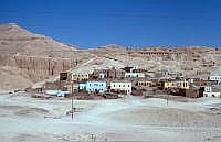 Theben West: Dorf  Al-Qurna al-qadima - Dieses Dorf ist 2006/2007 zerstrt und die Bewohner zwangsumsiedelt worden, da sich unter dem Dorf  zahlreiche altgyptische Grber verschiedener Dynastien befinden.