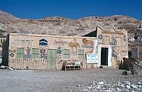 Theben West: Dorf  Al-Qurna al-qadima - bemaltes Haus. Auf den Bildern wird u.a. von der Pilgerreise nach Mekka berichtet.