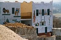 Theben West: Dorf  Al-Qurna al-qadima - bemaltes Haus. Auf den Bildern wird u.a. von der Pilgerreise nach Mekka berichtet.