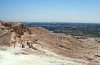 Deir el-Bahari: Fuweg vom Tempel der Hatschepsut zu den Grbern im Tal der Knige; im Hintergrund das Nil-Tal.