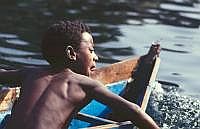 Assuan: Junge mit selbstgebautem Boot auf dem Nil