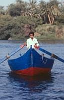 Assuan: junge mit Boot auf dem Nil