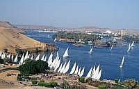 Assuan: Felucken auf dem Nil, beim Mausoleum des Aga Khan
