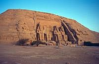 Abu Simbel: Der Groe Tempel des Ramses II. (1279 v. Chr.–1213 v. Chr.) ist den Reichsgttern Amun-Re (Sden), Horus von Mehu, dem vergttlichten Ramses und Ptah geweiht.