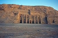 Der Kleine Tempel von Abu Simbel wurde der vergttlichten Groen kniglichen Gemahlin des Ramses, Nefertari, und der Gttin Hathor von Ibschek geweiht.