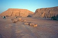 Die beiden Felsentempel, die Pharao Ramses II. am westlichen Nilufer zwischen dem ersten und zweiten Katarakt bauen lie, sollten an der sdlichen Grenze des Pharaonenreiches die Macht und ewige berlegenheit gyptens gegenber dem tributpflichtigen Nubien demonstrieren. Die Verlegung der beiden Tempel von Abu Simbel erfolgte dann in den Jahren 1964 und 1968 in einer einmaligen und internationalen Solidarittsaktion.