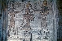 Abu Simbel: Kleiner Tempel - Krnungsszene: der Knig zwischen Horus und Seth
