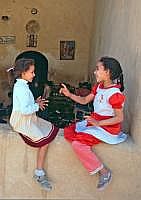 WADI NATRUN: Koptisches Kloster Deir Anba Bishoi - Kinder whrend des mehrstndigen Gottesdienstes