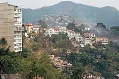 Fahrt zum Corcovado: An den Hgeln kleben die Favelas