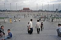 Peking: Platz des Himmlischen Friedens oder auch Tian'anmen-Platz  - Er wird mit seinen 39,6 ha Flche oft als grter befestigter Platz der Welt bezeichnet. An der Nordseite steht das Tian'anmen, das Tor des himmlischen Friedens, hinter dem der Kaiserpalast anschliet.