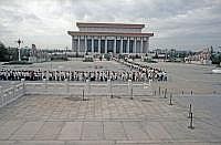 Peking: Platz des Himmlischen Friedens - Mausoleum fr Mao Tse Tung