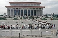 Peking: Platz des Himmlischen Friedens - Mausoleum fr Mao Tse Tung