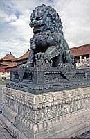 Peking: Verbotene Stadt - Bronzelwe beim ?Tor der Hchsten Harmonie?