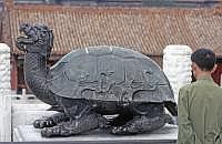 Peking: Verbotene Stadt - Die Schildkrte ist Symbol fr langes Leben, Bestndigkeit, Weisheit