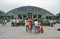 Xian: Mausoleum Qin Shihuangdis  - Die 1974 von Landarbeitern bei Xi'an entdeckte Grabsttte des Kaisers Qin Shihuangdi ist einer der bedeutendsten archologischen Funde des zwanzigsten Jahrhunderts. Bereits im Alter von 13 Jahren (246 v. Chr.), kurz nach seiner Thronbesteigung, lie der Kaiser mit dem Bau seiner Grabsttte beginnen. Auf einem mehrere Tausend Quadratmeter groen Areal wurde eine Grabkammer, geschtzt von einer Armee lebensgroer Tonsoldaten, der Tonsoldatenarmee (Terrakottaarmee), errichtet.