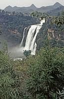 Der  Huangguoshu-Wasserfall befindet sich in der chinesischen Provinz Guizhou und ist der grte Wasserfall in China sowie in Asien. Er hat eine Hhe von 74 Metern und eine Breite von 101 Metern.
