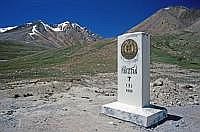 Der Khunjerab Pass liegt auf 4693 m Hhe im Karakorum. Hier verluft die Grenze zwischen Pakistan und China.