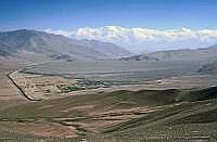 Strecke nach Taschkurgan - Im Hintergrund das Pamir-Gebirge