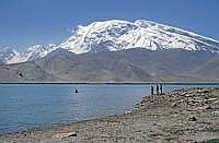 Strecke nach Taschkurgan: Karakulsee mit Mustagh Ata; er ist mit einer Hhe von 7.546 m der dritthchste Gipfel des Pamir-Gebirges in der Volksrepublik China.