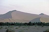 Dunhuang: ca. 5 km sdlich befindet sich ein Gebiet mit bis zu 300 m hohen widerhallenden (singenden) Sanddnen (Mingsha Shan)