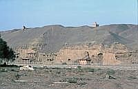 Mogao-Grotten: ca. 25 km von Dunhuang entfernt. Hier haben buddhistische Mnche zwischen dem 4. und dem 12. Jahrhundert etwa 1000 Hhlen in die Sandsteinfelsen geschlagen und mit buddhistischen Motiven (Buddha-Statuen, Skulpturen und Wandmalereien) verziert. 492 dieser Hhlen sind heute noch erhalten und zum Teil fr Touristen zugnglich.