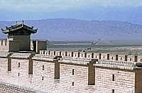 Jiayuguan: Festung, im Hintergrund erkennt man Reste der Mauer und Wachtrme