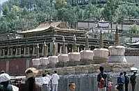 Das Kumbum-Kloster (?Kloster der Hunderttausend Bilder des Buddha Maitreya?) im Kreis Huangzhong der Provinz Qinghai ist ein tibetisch-buddhistisches Kloster aus der Zeit der Ming-Dynastie (1560). Es gilt als eines der sechs groen Klster der Gelug-Schulrichtung des tibetischen Buddhismus.