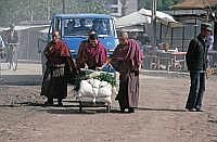 Kumbum-Kloster: Mnche kommen vom Markt