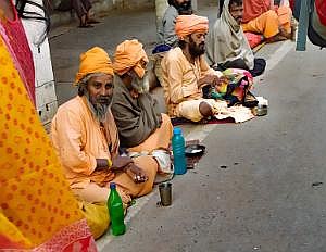 Varanasi: Bummel durch die Stadt - Bettler IMG_20191115_074441ausschn