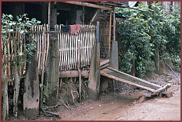 Dorf Muang Ngoy: Verwendung von Streubombenbehltern