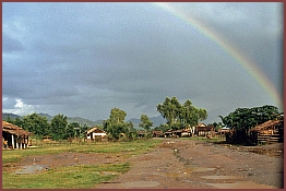 Ebene der Tonkrge - Umgebung von Phonsavan: Regenbogen
