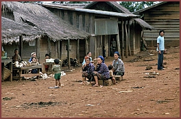Ebene der Tonkrge - Hmong-Dorf Ban Tha Choke (Chock): Markt