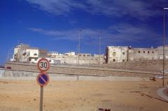 Tripolis: Blick auf die Altstadt von der Umgehungsstrae aus; Reste der Stadtmauer sind noch zu erkennen