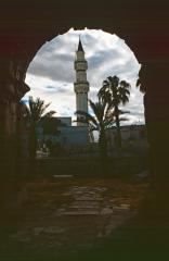 Tripolis: Triumphbogen des Marc Aurel; Blick auf das Minarett der Gurgi-Moschee