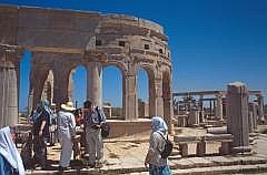 Auf dem Marktplatz: Rund-Kiosk (Tholos)