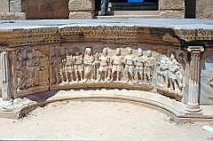 Sabratha: Theater - Bhnendetail: Das Relief zeigt die Personifikationen der Stdte Rom und Sabrata