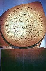 Museo Nacional de Antropologa: Der aztekische Sonnenstein: Die Skulptur aus Basalt misst ungefhr 3,6 Meter im Durchmesser und ist 1,22 Meter dick. Das Gewicht betrgt 24 Tonnen. Die Steinskulptur zeigt vor allem die vier groen Katastrophen, die zur Wanderung des Volkes der Mexica (Azteken) von Aztln nach Tenochtitlan fhrten. Die Skulptur enthlt auch Darstellungen ber die Methoden der Zeitmessung der Mexica, sie war aber in erster Linie ein religiser Kultgegenstand.