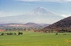 Auf dem Weg nach Oaxaca: Landschaft mit Popocatepetl