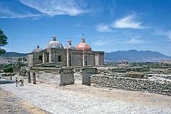 Mitla: Die Kirche wurde mit Steinen einer Pyramide erbaut