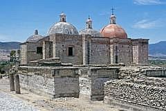 Mitla: Die Kirche wurde mit Steinen einer Pyramide erbaut