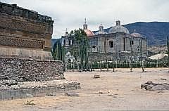 Ruinen von Mitla mit Kirche