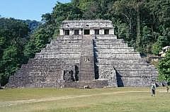 Palenque: Tempel der Inschriften, eine ca. 30 m hohe Stufenpyramide