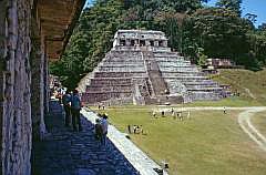 Palenque: Tempel der Inschriften, links der Palast