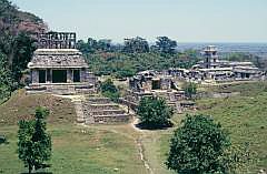 Palenque: Sonnentempel links, rechts Palast